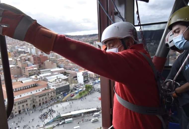 "Negro" Arias hizo rapel en un edificio de La Paz (Foto: APG Noticias)