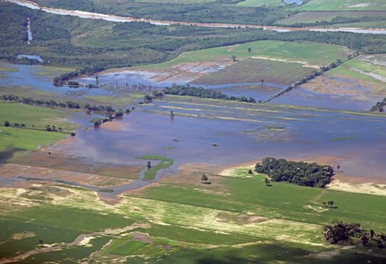 El gobernador realizó un sobrevuelo por las zonas inundadas del Norte Integrado