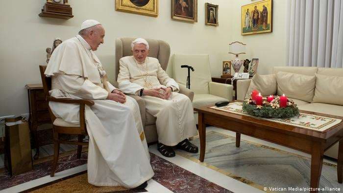 El papa Francisco junto al papa emérito Benedicto