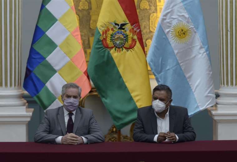 Los cancilleres de Bolivia, Rogelio Mayta, y Argentina, Felipe Solá