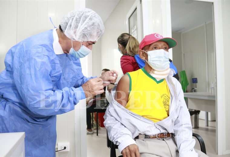 Vacunación anticovid en el Oncológico/Foto: Juan Carlos Torrejón