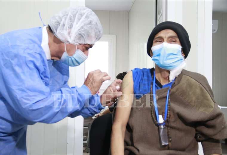 Vacunación anticovid en el Oncológico/Foto: Juan Carlos Torrejón