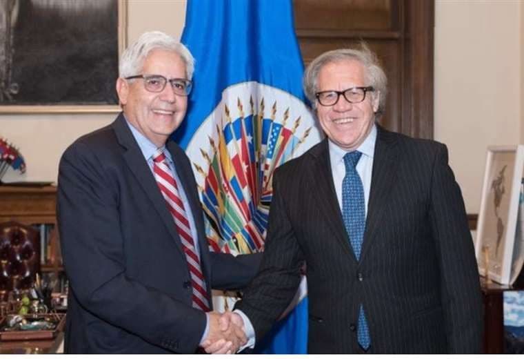 Aparicio (izq.) fue embajador de Bolivia antes la OEA. Foto Internet