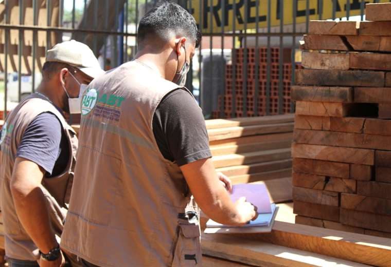 Técnicos de la ABT realizan la verificación de las maderas decomisadas (Fotos: ABT)