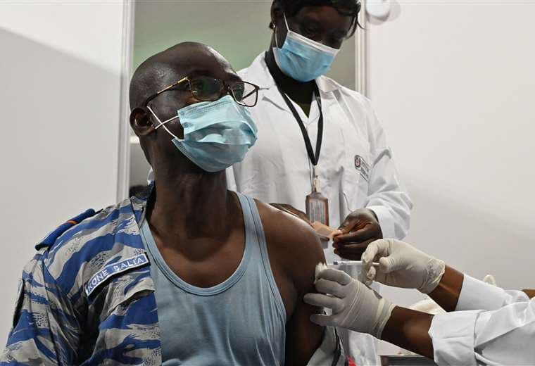Un oficial recibe la vacuna anticovid. Foto AFP 