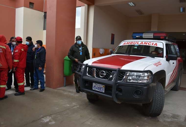 Una ambulancia en predios de la UPEA I APG Noticias.