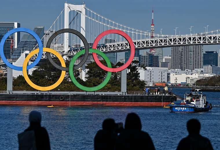 Los anillos olímpicos se reinstalan en el paseo marítimo de Tokio. Foto: AFP