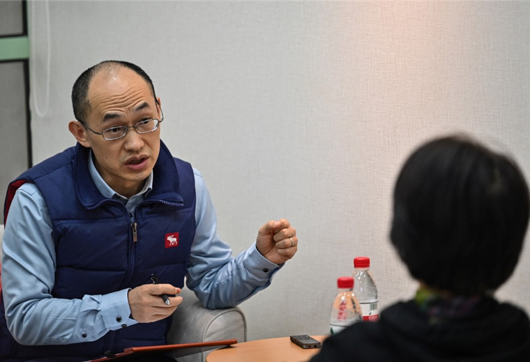 El consejero matrimonial Zhu Shenyong ayuda a las parejas que quieren divorciarse/AFP  