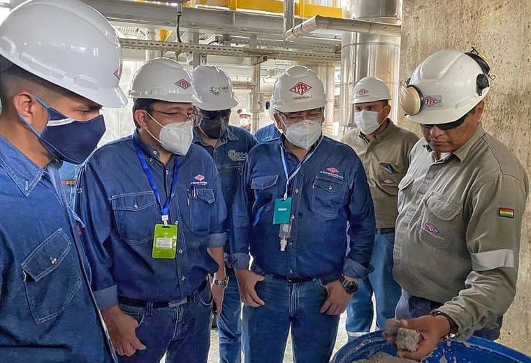 Autoridades inspeccionando la planta de Urea/Foto: YPFB