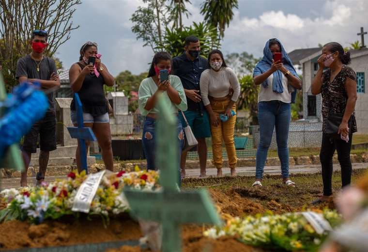 Contagio, muerte y llanto en Brasil /AFP
