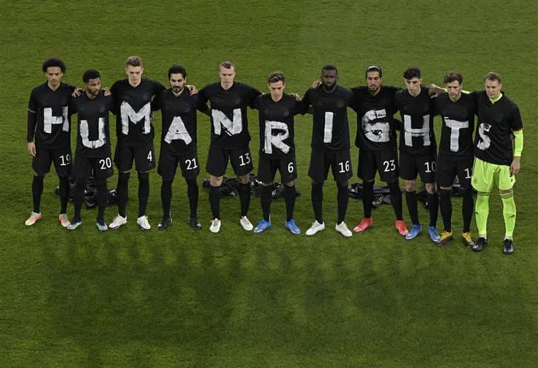 El momento que la selección alemana mostró el mensaje. Esto fue el jueves. Foto: AFP