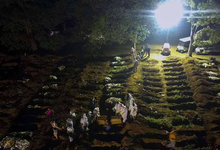 En Brasil realizan los entierros en horas de la noche. Foto AFP 