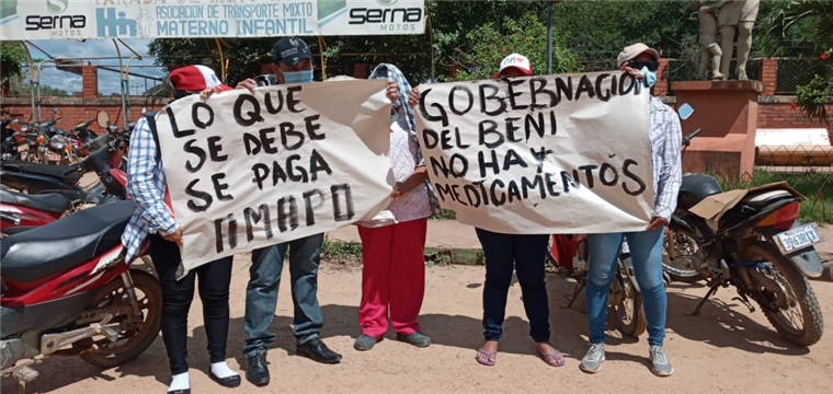 Trabajadores de diferentes áreas protestan en contra de la Gobernación
