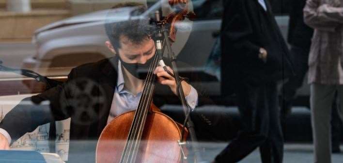 En Nueva York, y tras una vitrina, los músicos se acercan a la gente. Foto: Internet