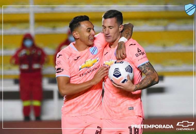 Miranda felicita a Ramos por el gol de la victoria ante Independiente. Foto: P. Bolívar