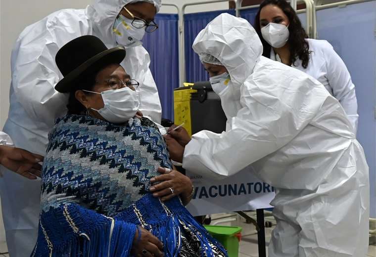 Continúa la vacunación en Bolivia. Foto AFP 