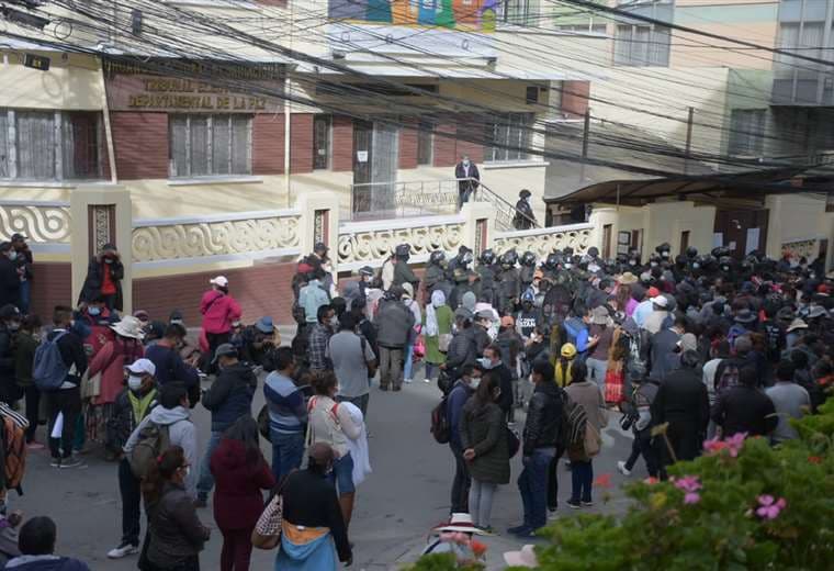 Militantes de Jallalla protestan en las puertas del TED de La Paz. Foto: APG