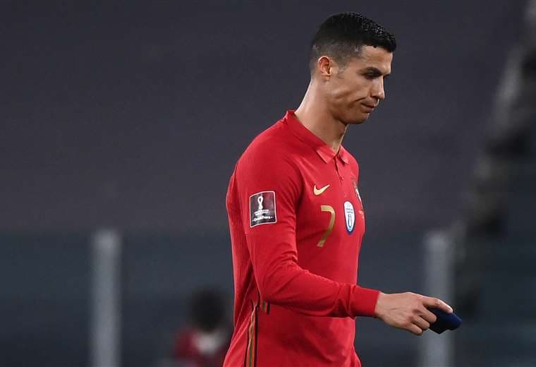 El momento en que Cristiano Ronaldo se saca el cintillo de capitán. Foto: AFP