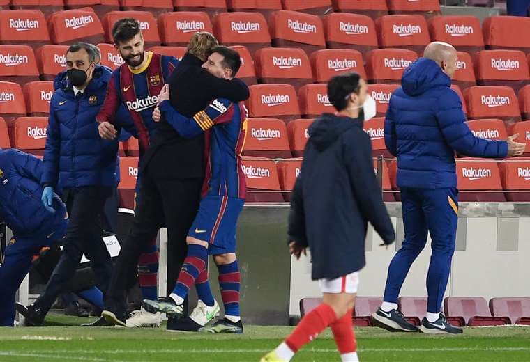 El gran abrazo entre Koeman y Messi. Felicidad plena en el Barcelona. Foto: AFP