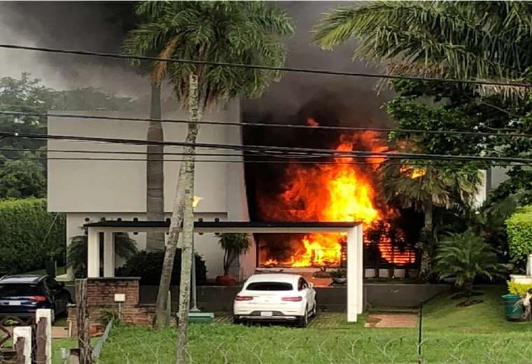 Incendio consume el 50% de una vivienda en un condominio del Urubó