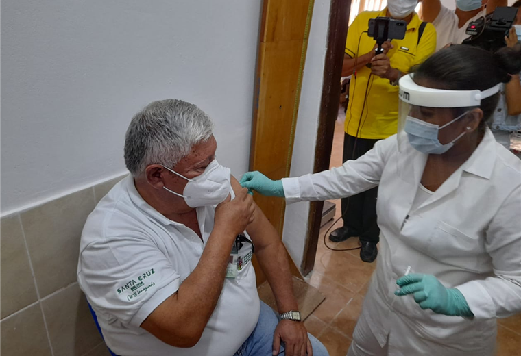 Juan Eloy Monje fue el primero en recibir la vacuna contra el Covid-19 en Ñuflo de Chávez 
