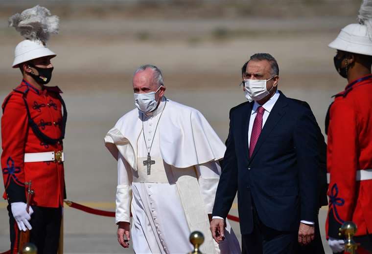 El papa fue recibido en el aeropuerto de Bagdad por el primer ministro, Mustafa al Kazemi.