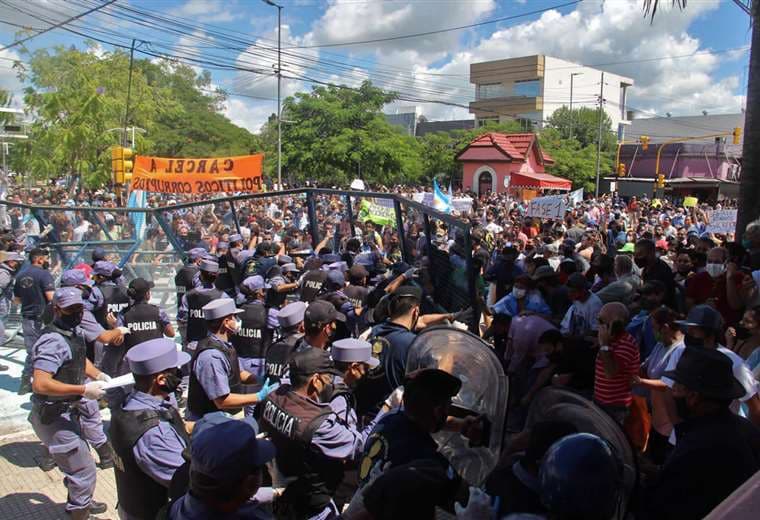 En Formosa manifestantes se enfrentan a policías. Foto: AFP