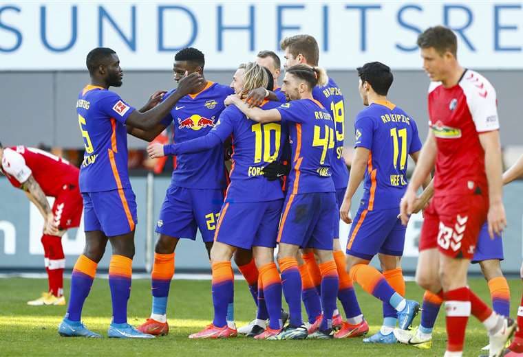 los jugadores del Leipzig celebrando la victoria. Foto: AFP 