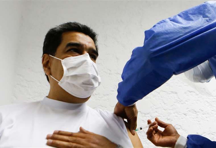 Maduro recibe la vacuna Sputnik V