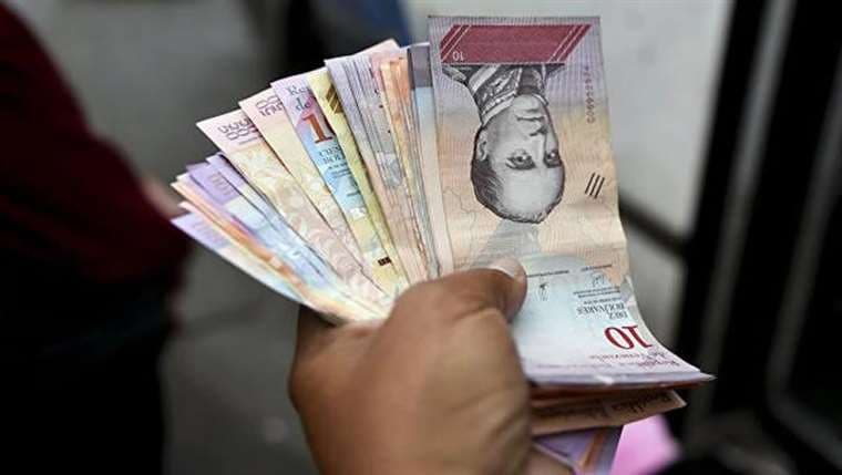 Venezuela lanza nuevos billetes en una economía en la que impera el dólar. AFP
