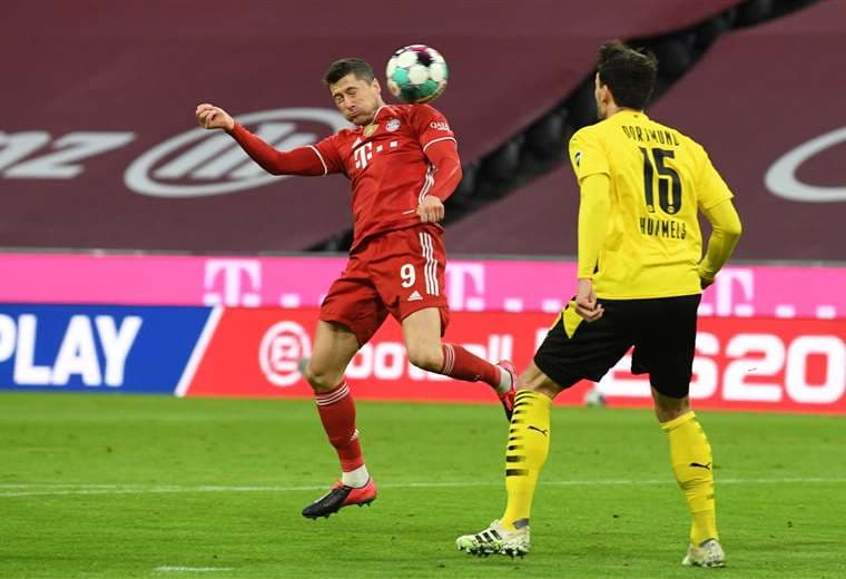 El cabezazo de Lewandowski en un partido ante el Dortmund. Foto: AFP