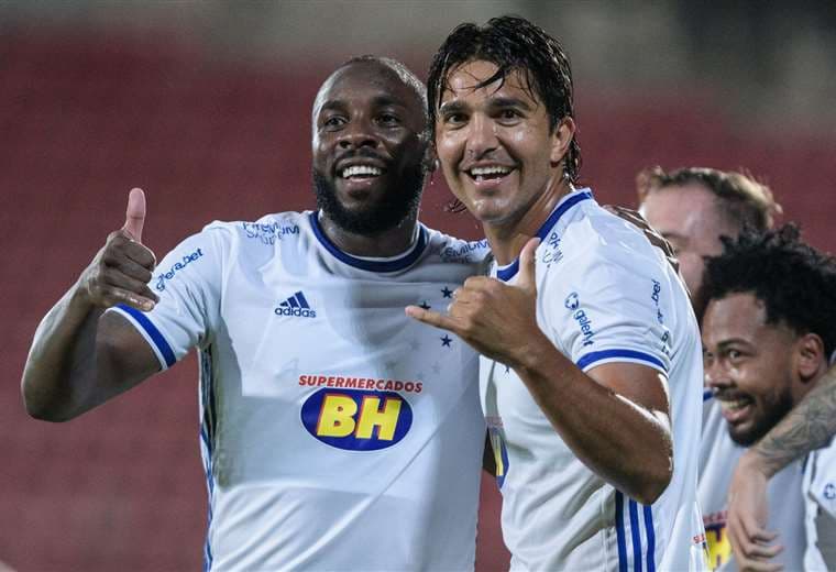 Martins (der) celebra con Manoel, autor de uno de los goles del Cruzeiro. Foto: Cruzeiro