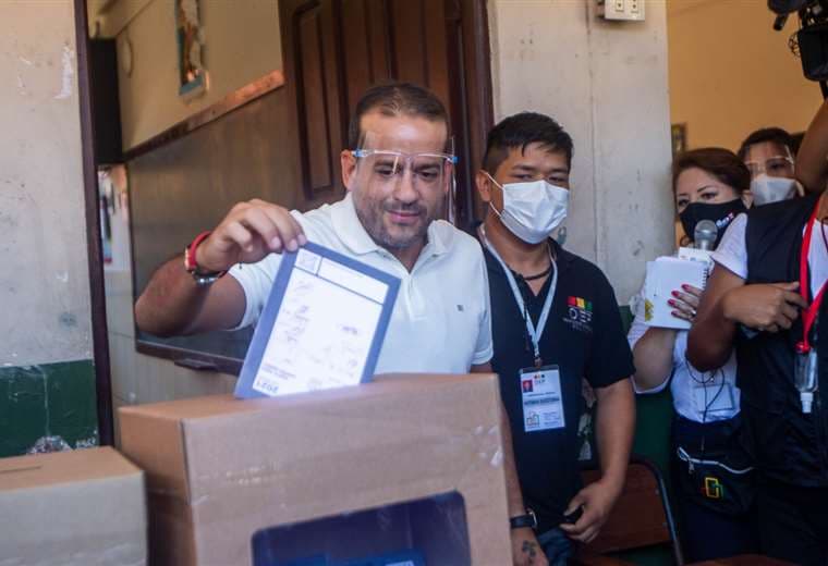 El candidato votó en el colegio Basilio de Cuéllar. Foto: Prensa LFC