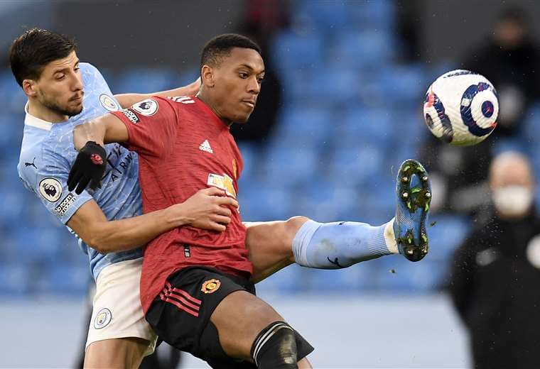 Martial y Dias disputan la pelota en el duelo que ganó el United. Foto: AFP
