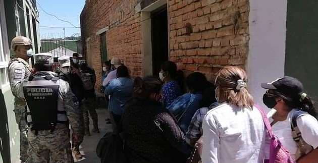Personas detenidas tras cruzar la frontera entre Argentina y Bolivia