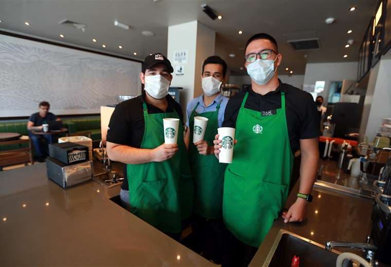 Amables baristas te recibirán en Starbucks. Foto: Fuad Landívar