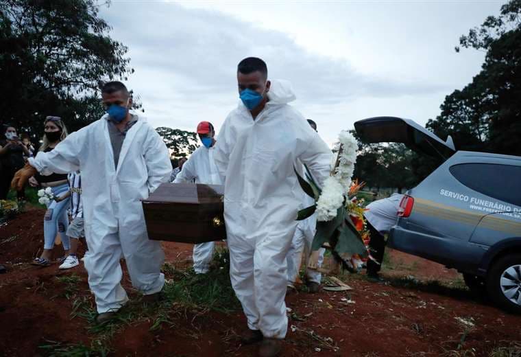 Brasil, desbordado por la pandemia, bate récord con 1.972 muertos en un día