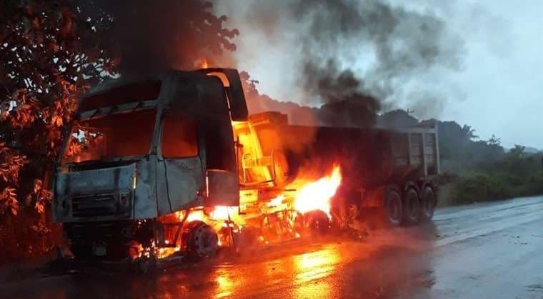 Camión se incendia en la ruta a Cochabamba I EL DEBER.