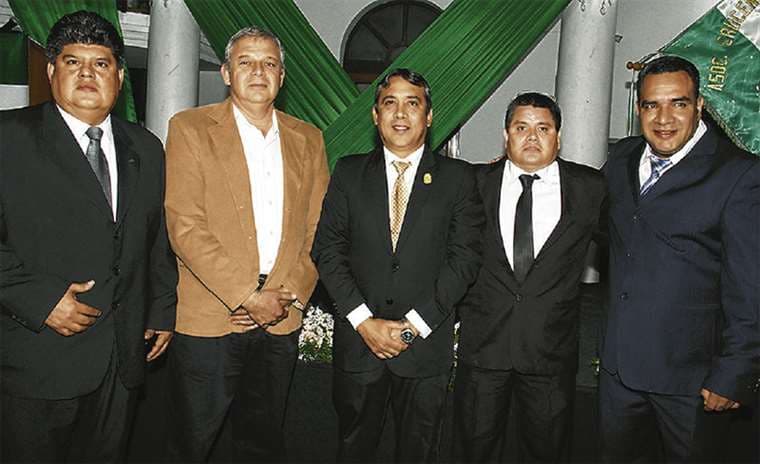 Carlos Arrien (al centro) con integrantes de su directorio, dejarán de dirigir la ACCC