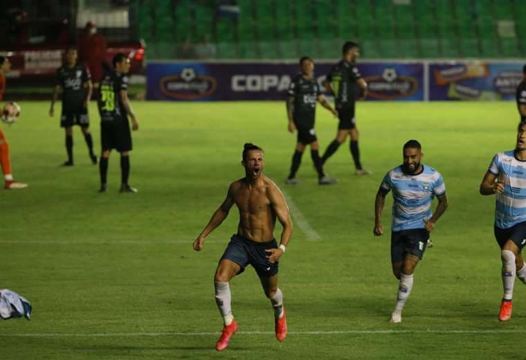 El desenfrenado festejo de Óscar Ribera tras marcar el gol de la victoria. Foto: J. Ibáñez