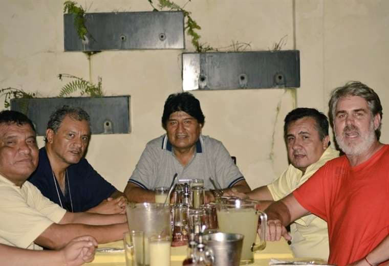 El expresidente Morales con ex futbolista y el dirigente Robert Blanco.  