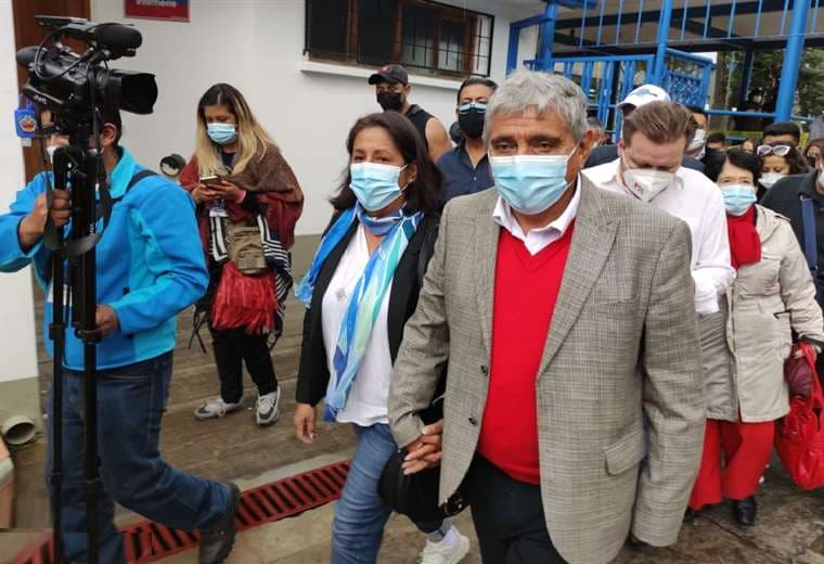 Arias emitió su voto en el recinto instalado en el colegio Franco Boliviano