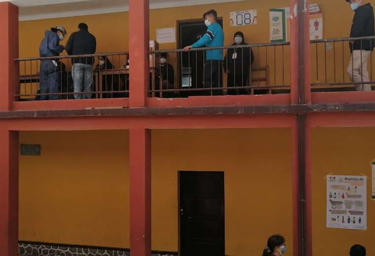 En el Colegio Bolívar hay poca presencia de electores