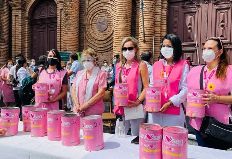 Las damas de rosado convocaron a sumarse a la causa solidaria