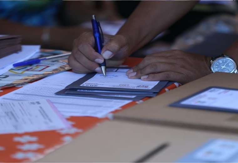 Con el sistema de consolidación de resultados de cómputo puesto a cero, pobladores de cuatro regiones ya emiten su voto