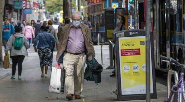 Adulto mayor en las calles de Dublín