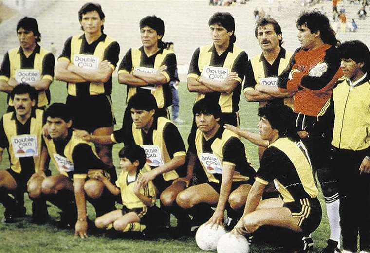 Eligio Martínez, segundo de la izquierda, en uno de los Tigres