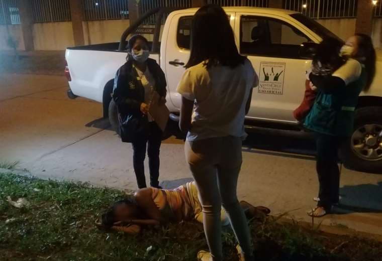 Personal de la Defensoría rescató al bebé en la Pampa de la Isla. Foto. Prensa Alcaldía  