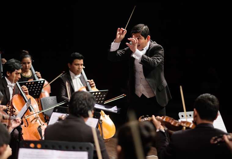 El director de la orquesta es Isaac Terceros