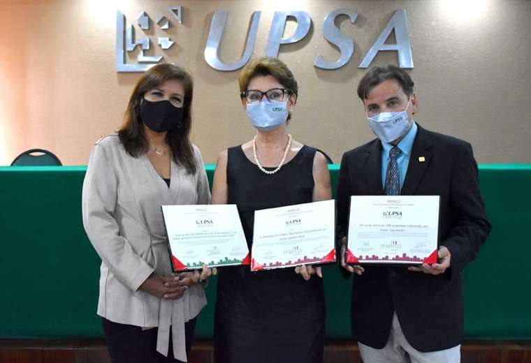 La rectora de la UPSA, Lauren Müller de Pacheco, recibió el reconocimiento